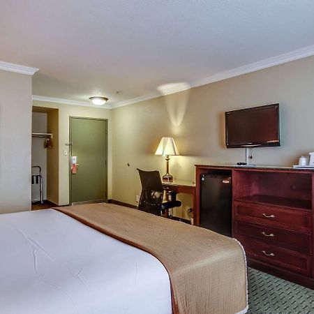 Howard Johnson By Wyndham Reseda Hotel & Suites Los Angeles Esterno foto
