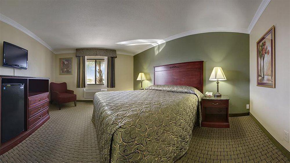 Howard Johnson By Wyndham Reseda Hotel & Suites Los Angeles Esterno foto