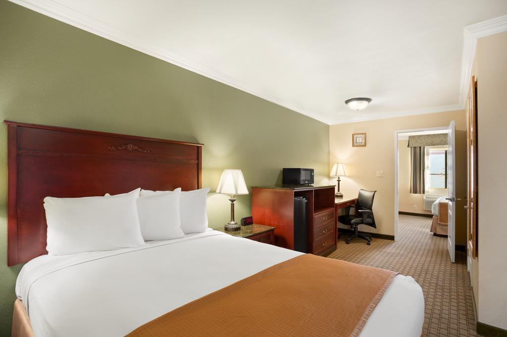 Howard Johnson By Wyndham Reseda Hotel & Suites Los Angeles Esterno foto