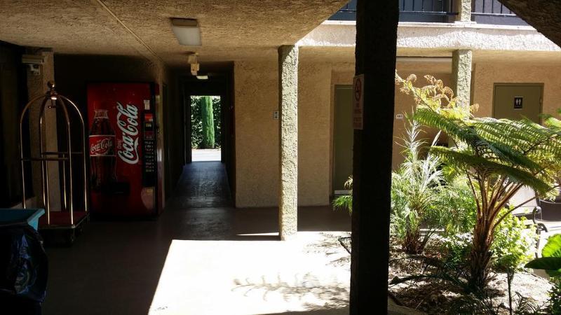 Howard Johnson By Wyndham Reseda Hotel & Suites Los Angeles Esterno foto