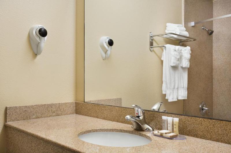 Howard Johnson By Wyndham Reseda Hotel & Suites Los Angeles Esterno foto