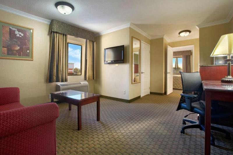 Howard Johnson By Wyndham Reseda Hotel & Suites Los Angeles Esterno foto