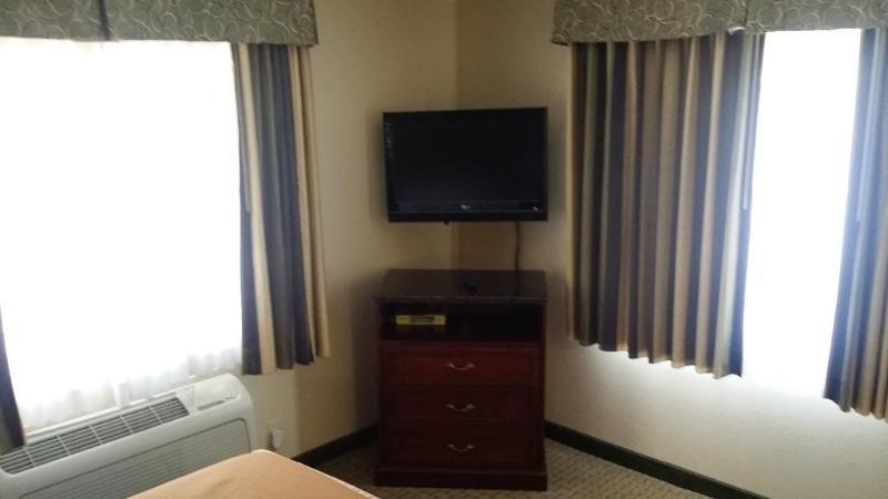 Howard Johnson By Wyndham Reseda Hotel & Suites Los Angeles Esterno foto