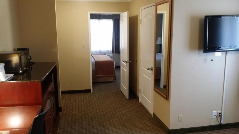Howard Johnson By Wyndham Reseda Hotel & Suites Los Angeles Esterno foto