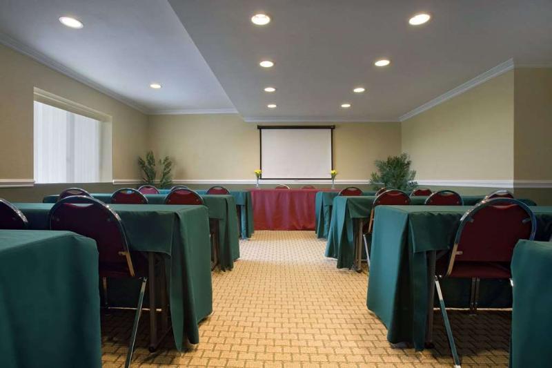 Howard Johnson By Wyndham Reseda Hotel & Suites Los Angeles Esterno foto