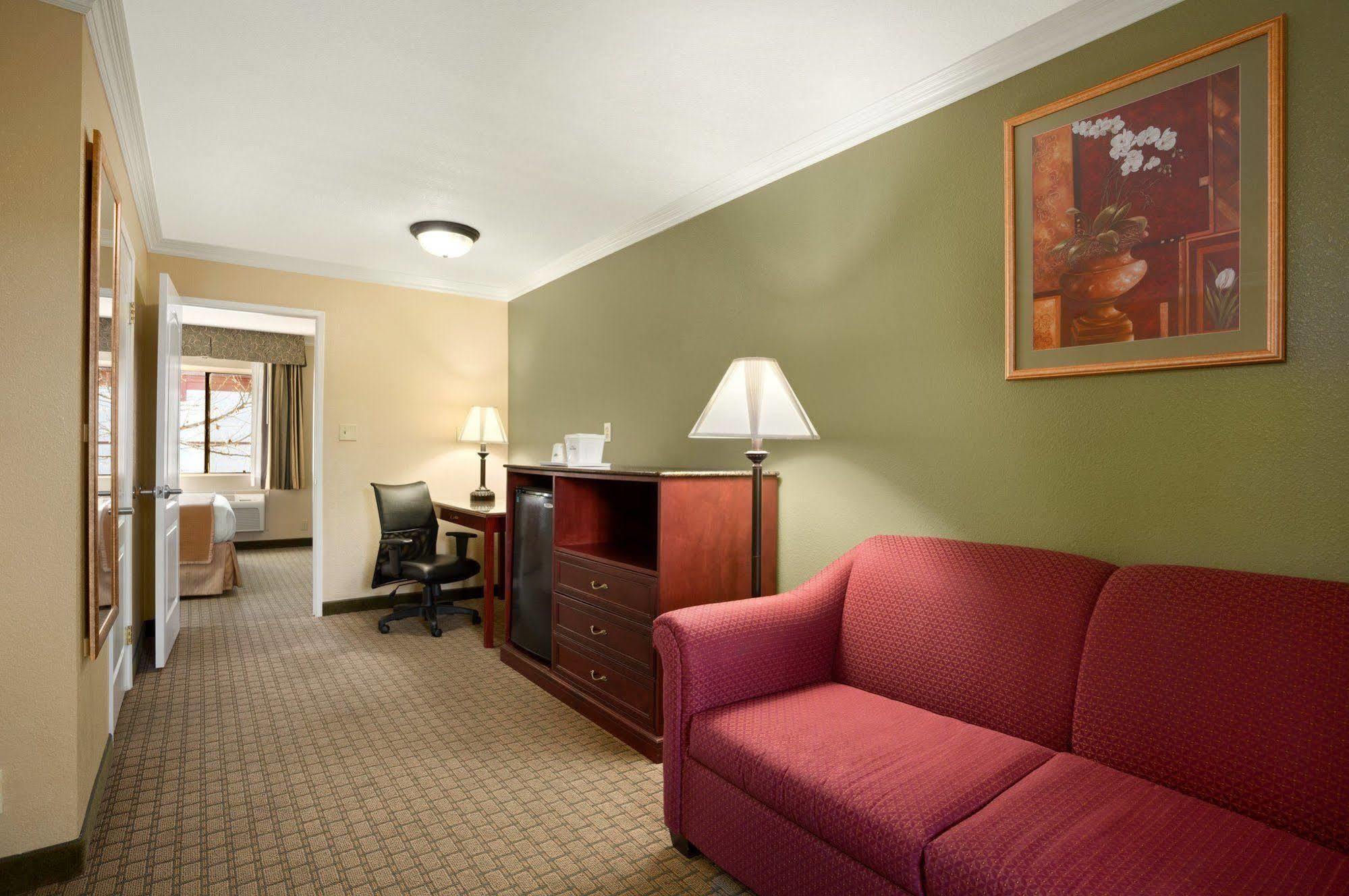 Howard Johnson By Wyndham Reseda Hotel & Suites Los Angeles Esterno foto