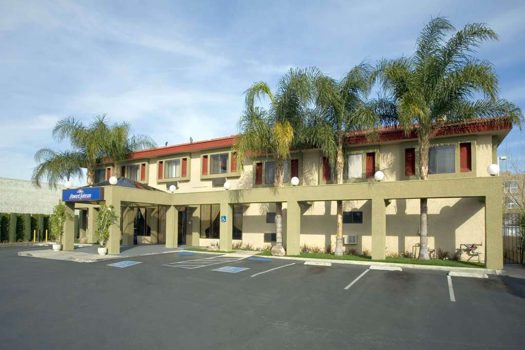 Howard Johnson By Wyndham Reseda Hotel & Suites Los Angeles Esterno foto