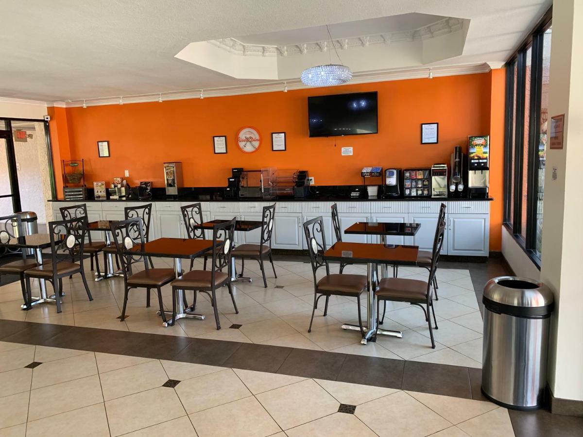 Howard Johnson By Wyndham Reseda Hotel & Suites Los Angeles Esterno foto