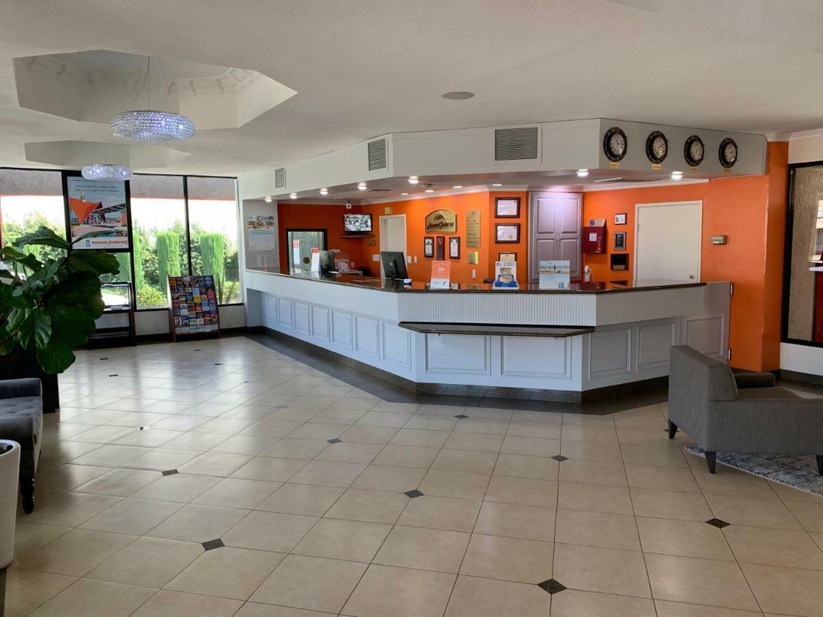 Howard Johnson By Wyndham Reseda Hotel & Suites Los Angeles Esterno foto