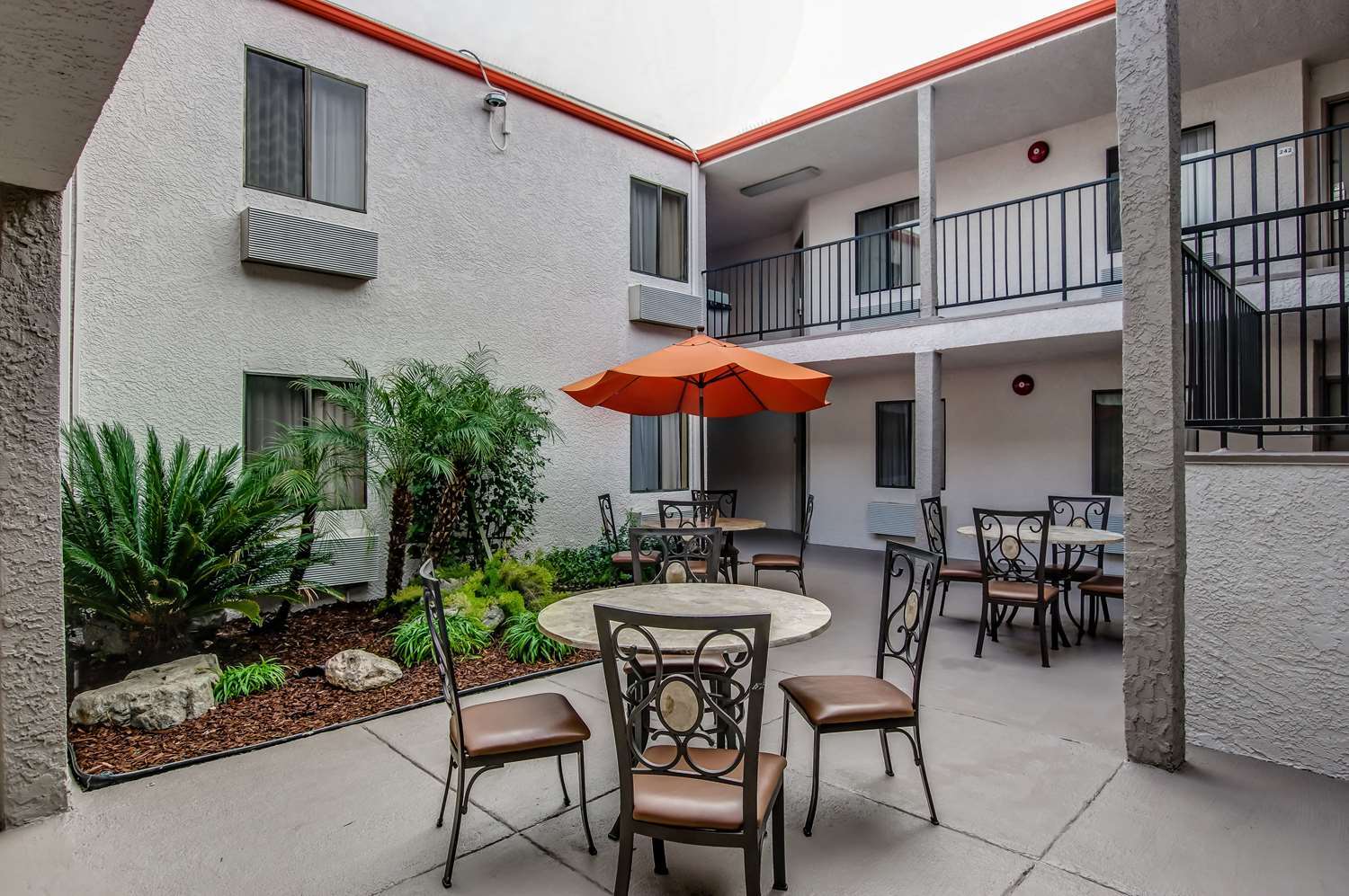 Howard Johnson By Wyndham Reseda Hotel & Suites Los Angeles Esterno foto